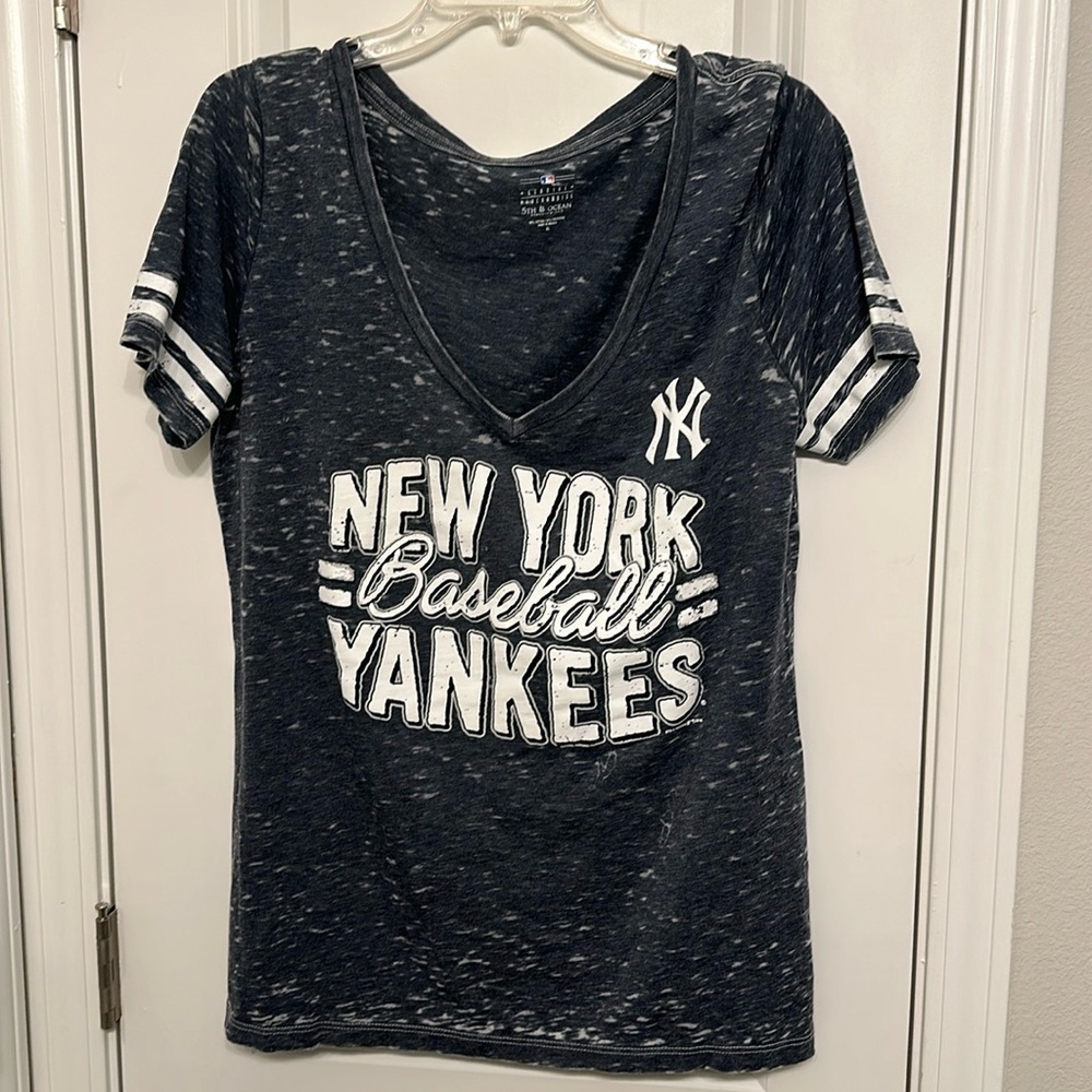 XL New York Yankees Women’s Cut Distressed V Neck Official Merchandise